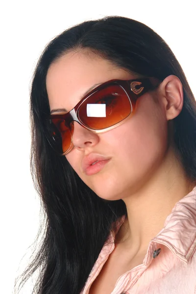Jovem mulher usando óculos de sol no isolat — Fotografia de Stock