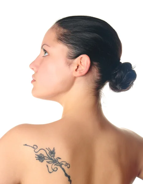 Mujer joven con retrato de perfil de tatuaje — Foto de Stock