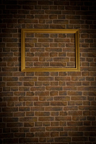 Кирпичная старая стена с золотым каркасом — стоковое фото