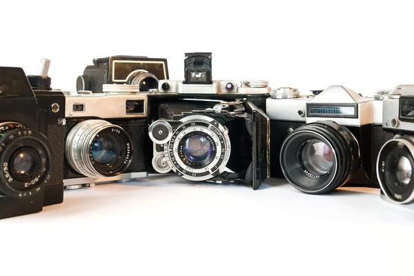 白で 5 つの古いカメラ — ストック写真