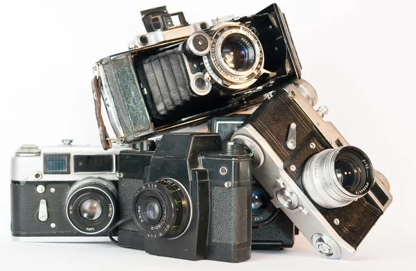 Staré fotoaparáty pyramida na bílé — Stock fotografie