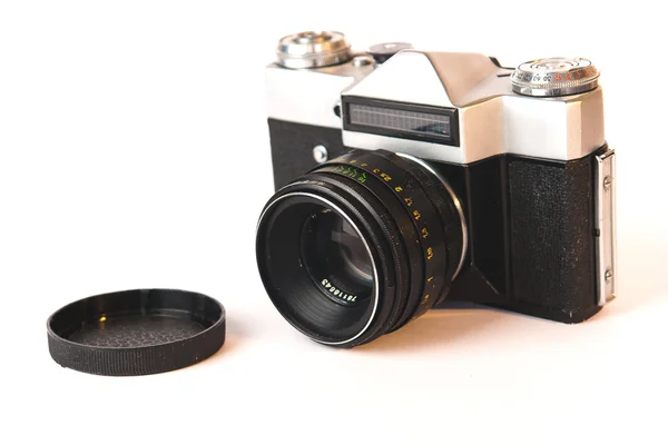 Старая фотокамера, изолированная на белом — стоковое фото