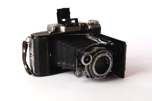 Стара фотокамера ізольована на білому — стокове фото