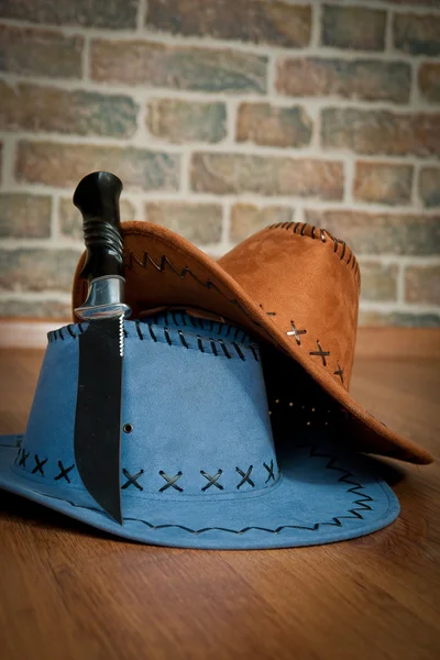 Dwa kapelusz i nóż — Zdjęcie stockowe