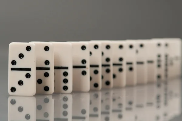 Domino en un bg gris — Foto de Stock