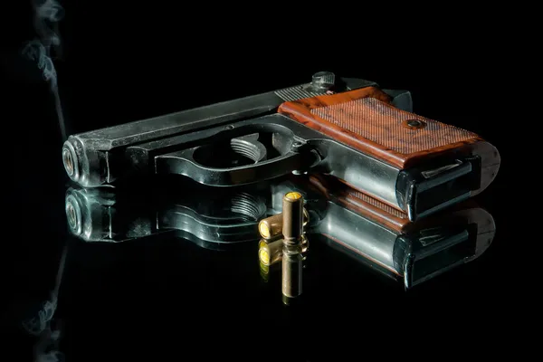 Pistolet pocisk na czarnym — Zdjęcie stockowe