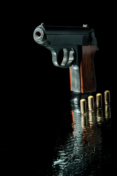 Pistolet et quatre balles — Photo