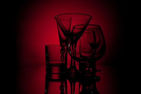 Alcoholl szkła na czerwonej bg — Zdjęcie stockowe