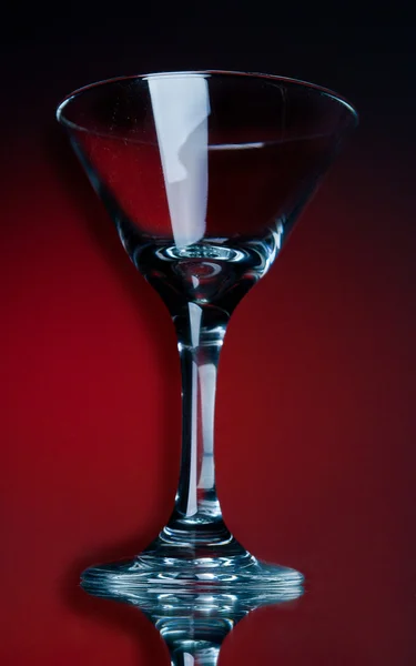 Vaciar martini glasson un rojo — Foto de Stock