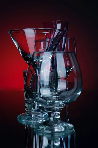 Grupo de vidrio de alcohol en un bg rojo — Foto de Stock