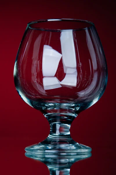 Jeden prázdný révy sklo na červený — Stock fotografie
