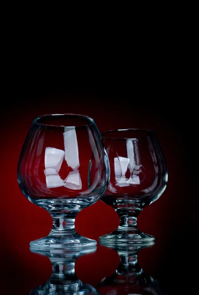 Close-up Cognac-Glas auf einem roten — Stockfoto