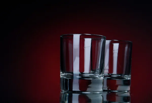 Dois copos vazios em um bg vermelho — Fotografia de Stock