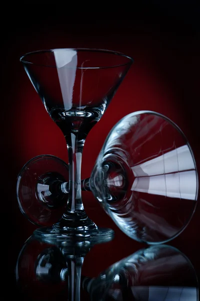 Zwei leere Martini-Gläser auf einem roten — Stockfoto