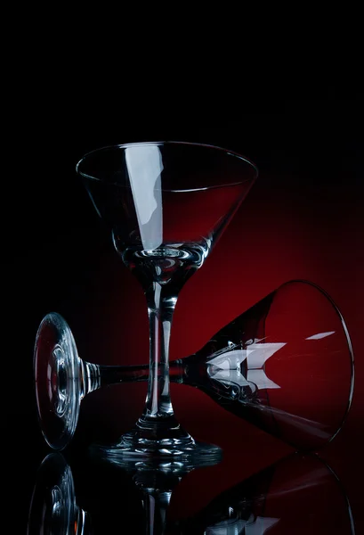 Twee martini glazen blijven op een rode bg — Stockfoto