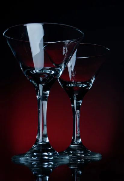 İki martini cam kalın kırmızı bir bg — Stok fotoğraf