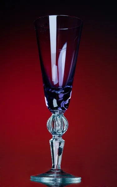 Vin glas tomt på en röd — Stockfoto