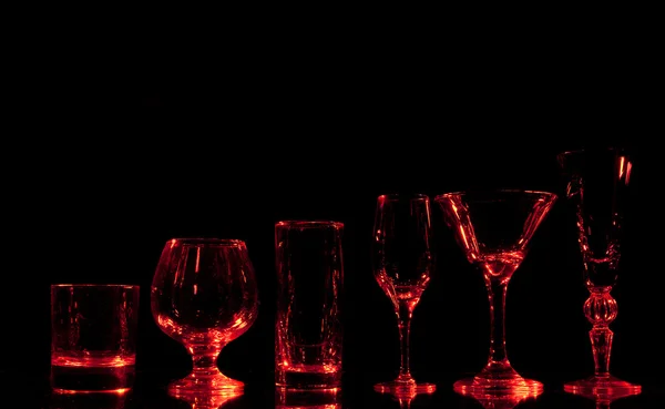Weinglasgruppe auf Rotlicht — Stockfoto