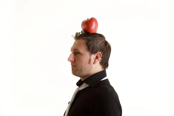 Chłopiec z jabłkiem na głowie — Zdjęcie stockowe