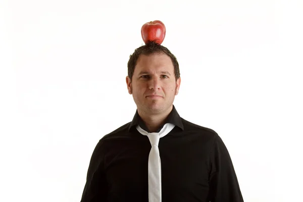 Menino com maçã na cabeça — Fotografia de Stock
