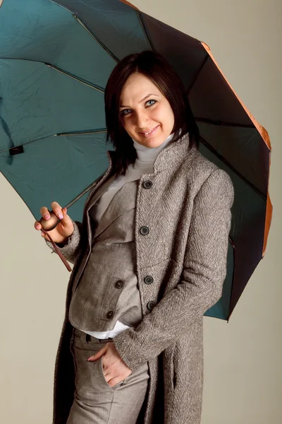 Frau mit Regenschirm — Stockfoto