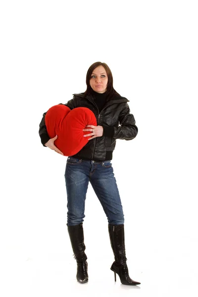 Рокер дівчина з червоною серцевою подушкою — стокове фото