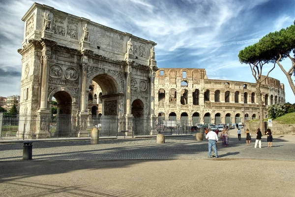 Il Colosseo e l'Arco di Tito Foto Stock