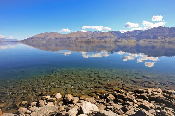 Reflexiones de Colina y Nube en un Lago — Foto de Stock