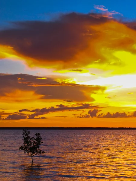 Dramática puesta de sol en el océano — Foto de Stock