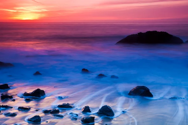 Rotsachtige kust zonsondergang — Stockfoto
