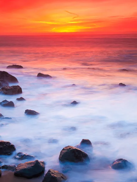 Puesta de sol en la costa rocosa —  Fotos de Stock