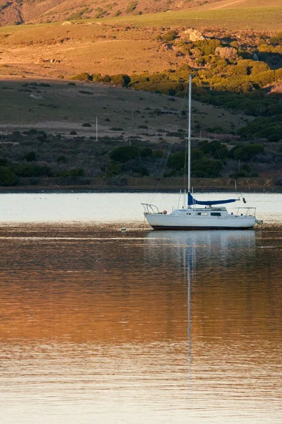 Boat Anchored in Tomales Bay — Stock Photo, Image
