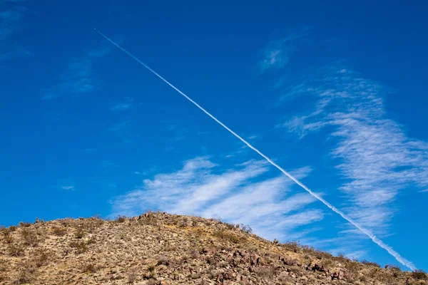 Самолет над Джошуа-Три — стоковое фото
