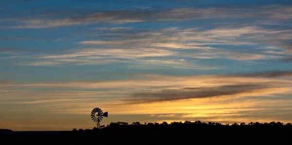 Windmolen bij zonsopgang — Stockfoto