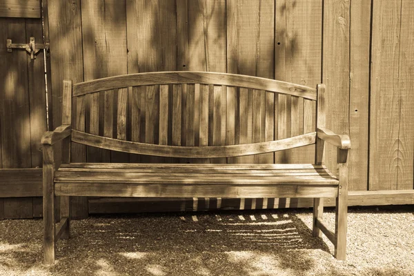 アンティーク光の庭のベンチ — ストック写真