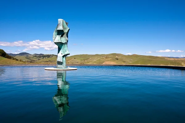 Napa Valley heykeli ile havuz — Stok fotoğraf