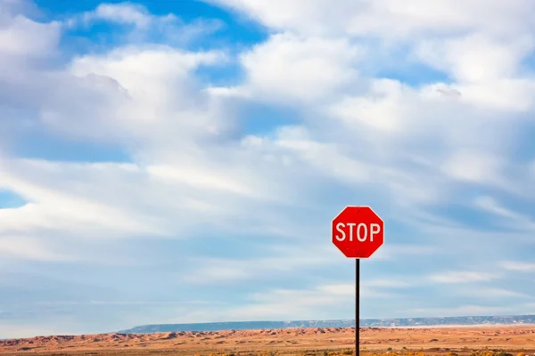 Stoppschild in der Wüste — Stockfoto