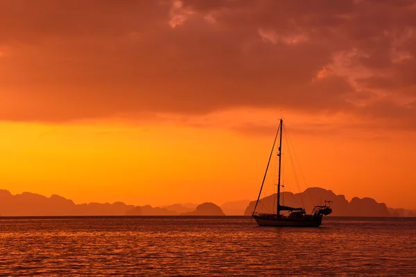 Förankrade yacht i thailand — Stockfoto