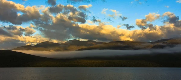 Pôr do sol sobre o Lago Te Anau — Fotografia de Stock