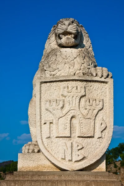 狮子与盾雕像 — 图库照片