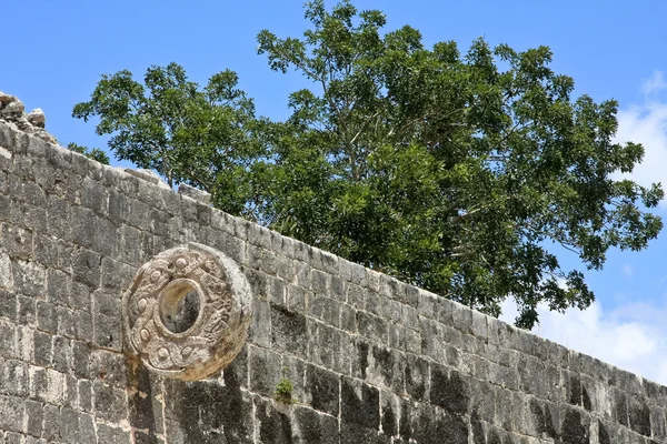 Майя ігровому полі докладно в Чичен-Іца — стокове фото