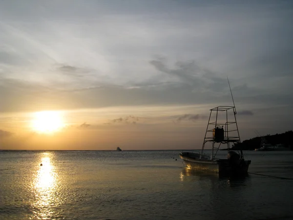 Boat at at Sunrise in Roatan — стоковое фото