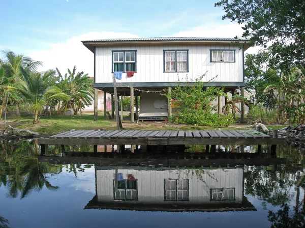 Haus in den Mangroven von Roatan — Stockfoto