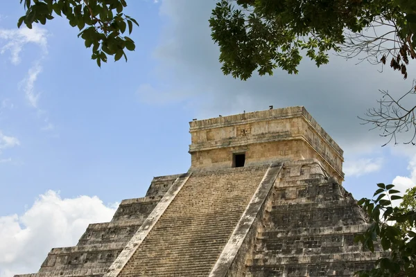 Detalle de la pirámide de Chichén Itzá — Foto de Stock