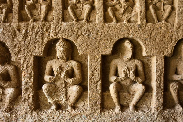 Sculture in pietra alle grotte di Kanheri — Foto Stock