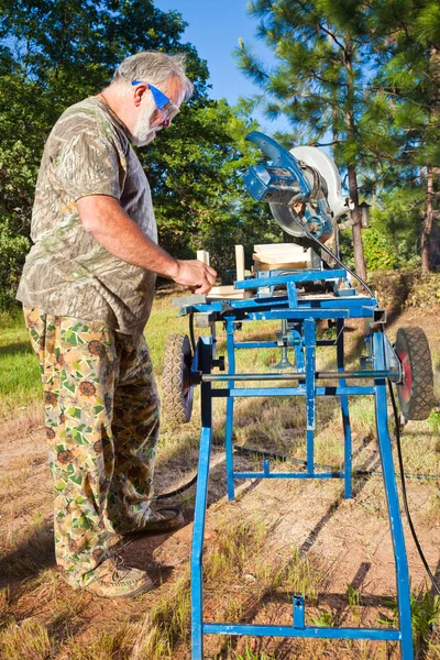 Homem sênior fazendo carpintaria — Fotografia de Stock