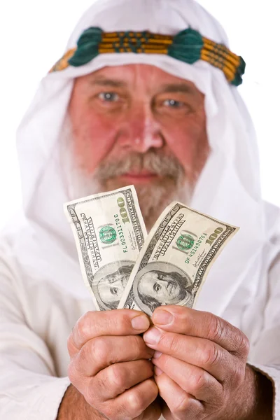 Homem árabe sênior oferecendo dinheiro — Fotografia de Stock