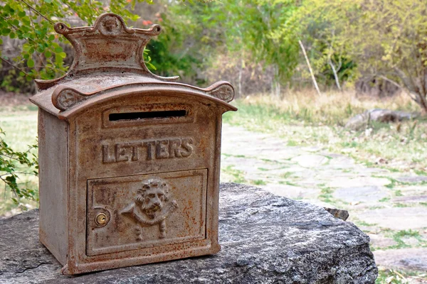 Багато прикрашений іржавий відкритий поштової скриньки — стокове фото