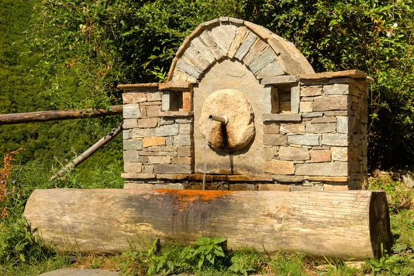Fontana dell'acqua in Kovachevitsa — Foto Stock