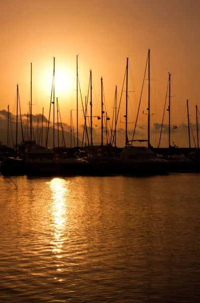 Sonnenuntergang im Yachthafen — Stockfoto